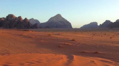 Ürdün 'ün Haşim Krallığı' ndaki Wadi Rum çölünde Ay Vadisi olarak da bilinen develerin güzel manzarası.
