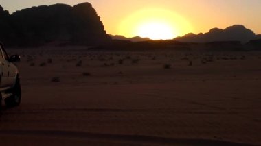 Ürdün Haşim Krallığı 'ndaki Wadi Rum Çölü' nün güzel günbatımı manzarası, aynı zamanda Ay Vadisi olarak da bilinir.