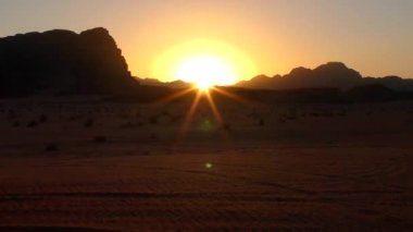 Ürdün Haşim Krallığı 'ndaki Wadi Rum Çölü' nün güzel günbatımı manzarası, aynı zamanda Ay Vadisi olarak da bilinir.