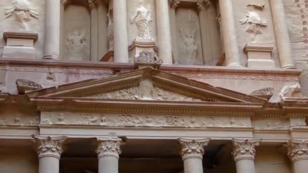 Petra Jordan Circa 2016 Low Angle View Facade Treasury Building – stockvideo