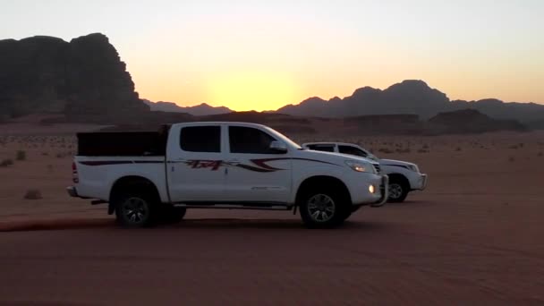 Samochody Turystów Pustyni Wadi Rum Jordańskim Królestwie Haszymidzkim Znanym Również — Wideo stockowe
