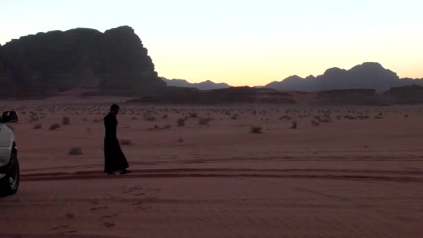 Arabian Man Traditional Clothes Walking Wadi Rum Desert Hashemite Kingdom — Video