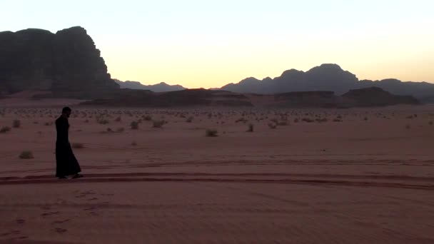 Arabian Man Traditional Clothes Walking Wadi Rum Desert Hashemite Kingdom — Vídeo de Stock