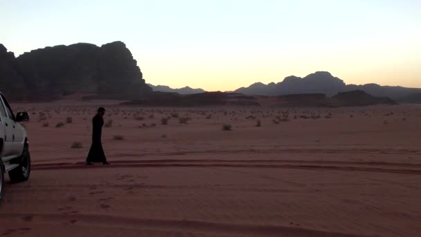Arabian Man Traditional Clothes Walking Wadi Rum Desert Hashemite Kingdom — стоковое видео
