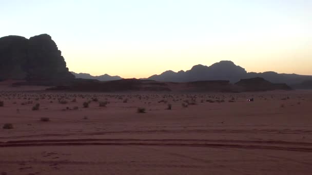 Tourist Cars Driving Wadi Rum Desert Hashemite Kingdom Jordan Also — Vídeos de Stock