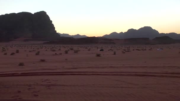 Turistické Automobily Jedoucí Poušti Wadi Rum Jordánském Hášimovském Království Známé — Stock video