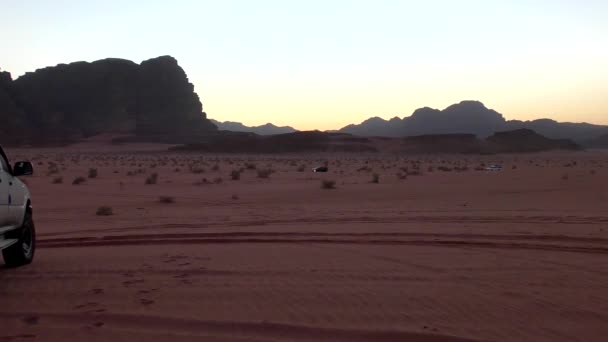 Toeristische Auto Rijden Van Wadi Rum Woestijn Het Hasjemitische Koninkrijk — Stockvideo