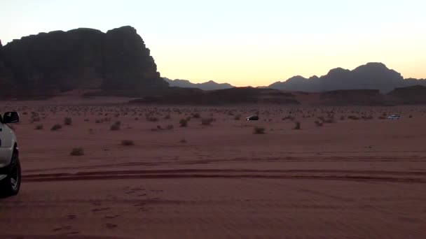 Toeristische Auto Rijden Van Wadi Rum Woestijn Het Hasjemitische Koninkrijk — Stockvideo