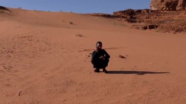 Ürdün 'ün Haşim Krallığı' ndaki Wadi Rum çölünde Ay Vadisi olarak da bilinen Arap bir adam.