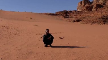 Ürdün 'ün Haşim Krallığı' ndaki Wadi Rum çölünde Ay Vadisi olarak da bilinen Arap bir adam.