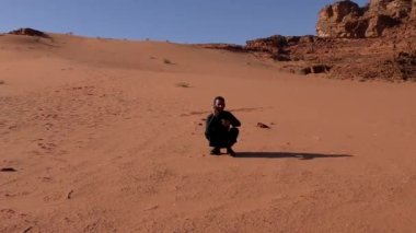 Ürdün 'ün Haşim Krallığı' ndaki Wadi Rum çölünde Ay Vadisi olarak da bilinen Arap bir adam.