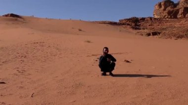 Ürdün 'ün Haşim Krallığı' ndaki Wadi Rum çölünde Ay Vadisi olarak da bilinen Arap bir adam.