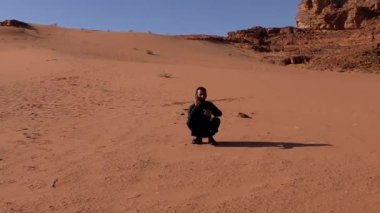 Ürdün 'ün Haşim Krallığı' ndaki Wadi Rum çölünde Ay Vadisi olarak da bilinen Arap bir adam.