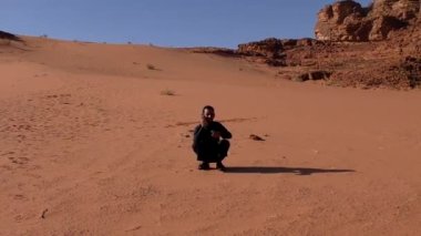 Ürdün 'ün Haşim Krallığı' ndaki Wadi Rum çölünde Ay Vadisi olarak da bilinen Arap bir adam.
