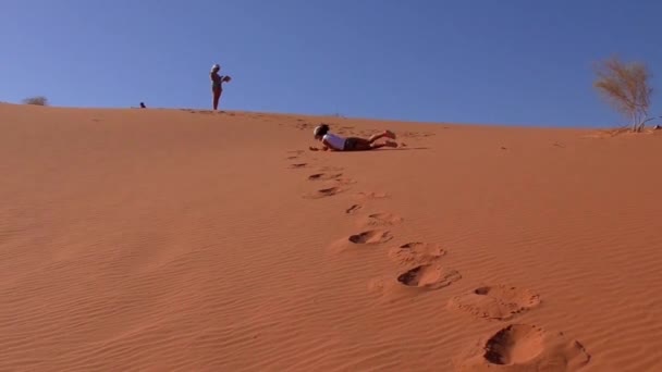 Tourists Spending Vacation Wadi Rum Desert Hashemite Kingdom Jordan Also — Stok video