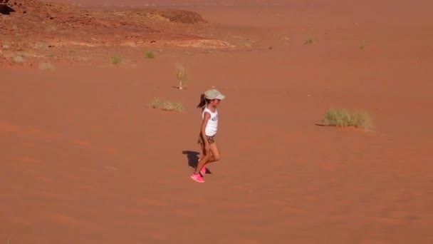 Tourists Spending Vacation Wadi Rum Desert Hashemite Kingdom Jordan Also — Wideo stockowe