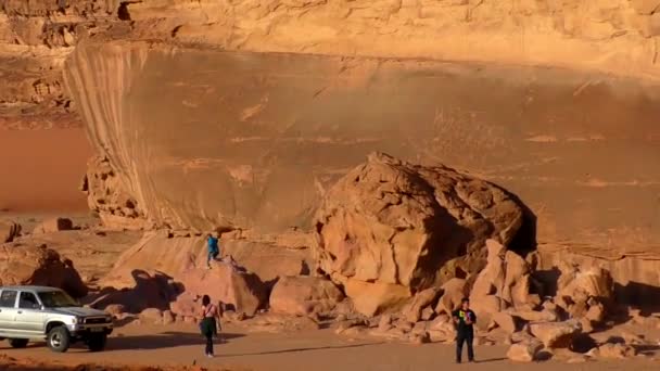 Turisté Poušti Wadi Rum Jordánském Hášimovském Království Známé Také Jako — Stock video
