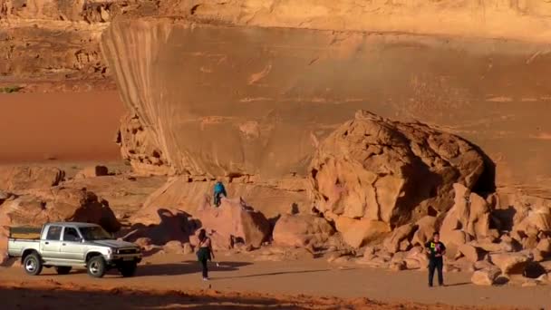 Tourists Wadi Rum Desert Hashemite Kingdom Jordan Also Known Valley — Αρχείο Βίντεο