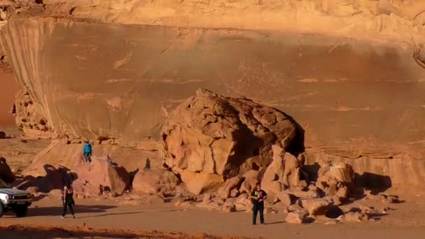 Tourists Wadi Rum Desert Hashemite Kingdom Jordan Also Known Valley — Αρχείο Βίντεο