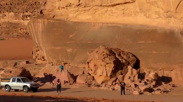 Tourists Wadi Rum Desert Hashemite Kingdom Jordan Also Known Valley — Vídeo de Stock
