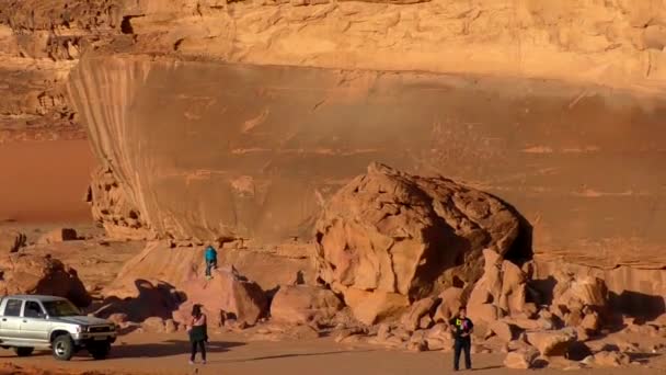 Tourists Wadi Rum Desert Hashemite Kingdom Jordan Also Known Valley — Stockvideo