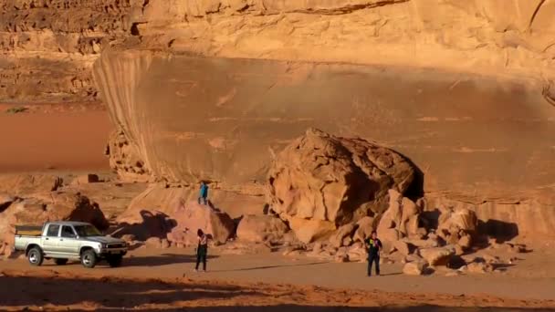 Tourists Wadi Rum Desert Hashemite Kingdom Jordan Also Known Valley — ストック動画