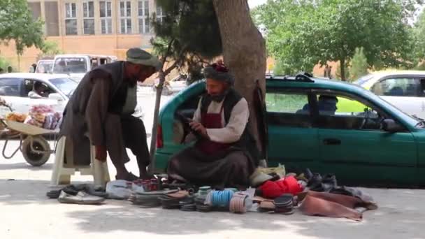 Видеозапись Чистки Обуви Улице Кабул Афганистан — стоковое видео
