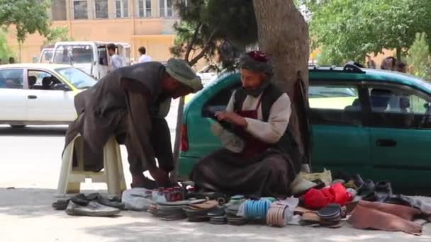 Πλάνα Από Καθαριστές Παπουτσιών Στο Δρόμο Καμπούλ Αφγανιστάν — Αρχείο Βίντεο