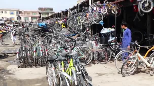 Unidentified People Bicycle Market Kabul Capital Afghanistan Circa May 2019 — 图库视频影像