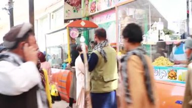 Piyasadaki insanların görüntüleri, Kabil, Afganistan