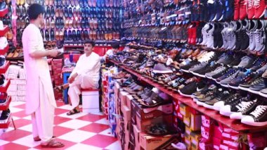 Şehir pazarındaki insanların görüntüleri, Kabil, Afganistan