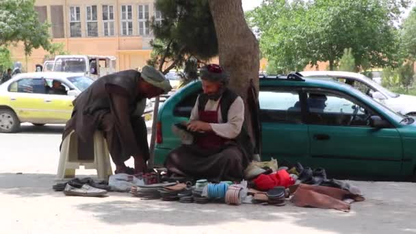 Filmagens Limpadores Sapatos Rua Cabul Afeganistão — Vídeo de Stock