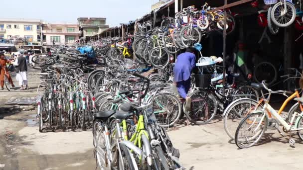 Unidentified People Bicycle Market Kabul Capital Afghanistan Circa May 2019 — Stock Video