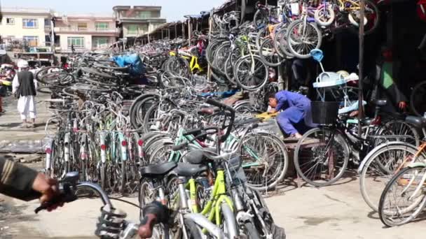 Unidentified People Bicycle Market Kabul Capital Afghanistan Circa May 2019 — Stockvideo