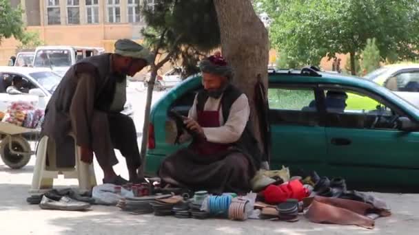 Filmaufnahmen Von Schuhputzern Auf Der Straße Kabul Afghanistan — Stockvideo