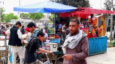 Şehir pazarındaki insanların görüntüleri, Kabil, Afganistan