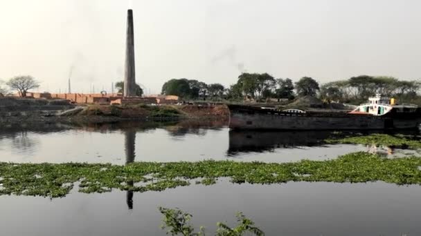 Ποταμός Μπουριγκάγκα Στα Νοτιοδυτικά Περίχωρα Της Ντάκα Πρωτεύουσας Του Μπαγκλαντές — Αρχείο Βίντεο