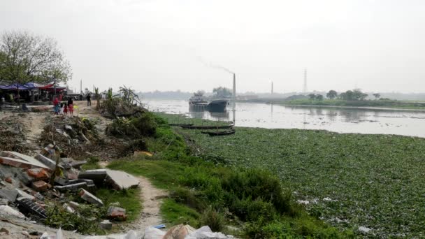 Άνθρωποι Στον Ποταμό Μπουριγκάγκα Στα Νοτιοδυτικά Περίχωρα Της Ντάκα Πρωτεύουσας — Αρχείο Βίντεο