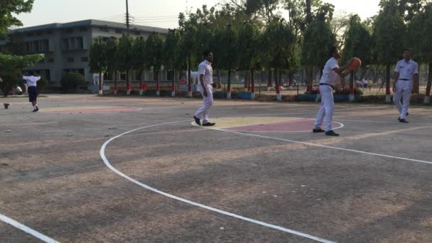 Неизвестные Студенты Играющие Баскетбол Dhaka Residential Model College Мохаммадпуре Дакка — стоковое видео
