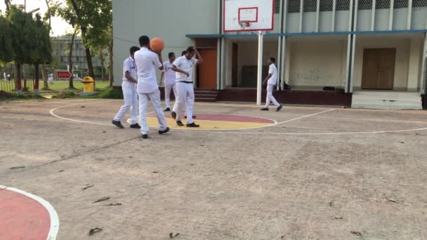 Unidentified Students Playing Basketball Dhaka Residential Model College Mohammadpur Dhaka — Stock video