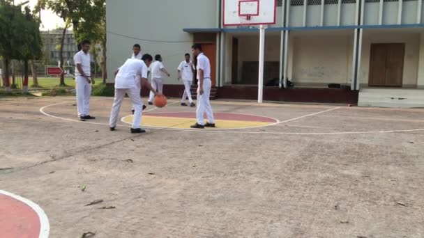 Άγνωστοι Μαθητές Που Παίζουν Μπάσκετ Στο Dhaka Residential Model College — Αρχείο Βίντεο
