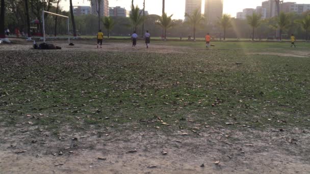 Unidentified Students Playing Soccer Dhaka Residential Model College Mohammadpur Dhaka — Vídeo de stock