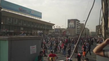 2019 'daki Irak protestolarında Irak hükümetine karşı gösteri yapan kimliği belirsiz kişiler, ayrıca 2019' da Bağdat 'ta Tishreen Devrimi veya Irak İntifadası olarak adlandırıldı.