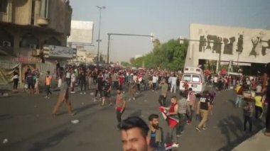 2019 'daki Irak protestolarında Irak hükümetine karşı gösteri yapan kimliği belirsiz kişiler, ayrıca 2019' da Bağdat 'ta Tishreen Devrimi veya Irak İntifadası olarak adlandırıldı.