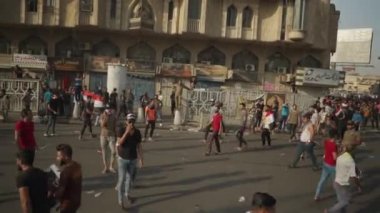 2019 'daki Irak protestolarında Irak hükümetine karşı gösteri yapan kimliği belirsiz kişiler, ayrıca 2019' da Bağdat 'ta Tishreen Devrimi veya Irak İntifadası olarak adlandırıldı.