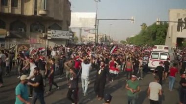 2019 'daki Irak protestolarında Irak hükümetine karşı gösteri yapan kimliği belirsiz kişiler, ayrıca 2019' da Bağdat 'ta Tishreen Devrimi veya Irak İntifadası olarak adlandırıldı.