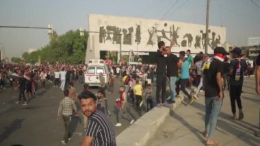2019 'daki Irak protestolarında Irak hükümetine karşı gösteri yapan kimliği belirsiz kişiler, ayrıca 2019' da Bağdat 'ta Tishreen Devrimi veya Irak İntifadası olarak adlandırıldı.