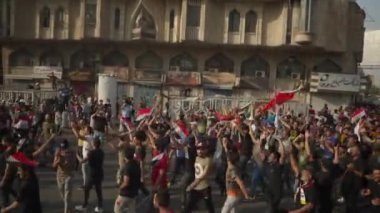 2019 'daki Irak protestolarında Irak hükümetine karşı gösteri yapan kimliği belirsiz kişiler, ayrıca 2019' da Bağdat 'ta Tishreen Devrimi veya Irak İntifadası olarak adlandırıldı.