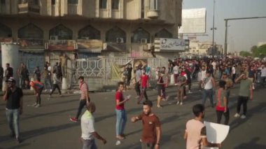 2019 'daki Irak protestolarında Irak hükümetine karşı gösteri yapan kimliği belirsiz kişiler, ayrıca 2019' da Bağdat 'ta Tishreen Devrimi veya Irak İntifadası olarak adlandırıldı.