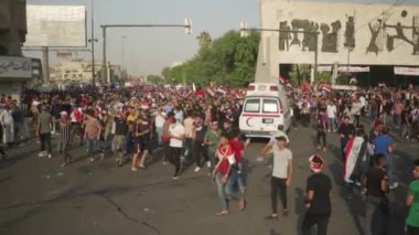 2019 'daki Irak protestolarında Irak hükümetine karşı gösteri yapan kimliği belirsiz kişiler, ayrıca 2019' da Bağdat 'ta Tishreen Devrimi veya Irak İntifadası olarak adlandırıldı.